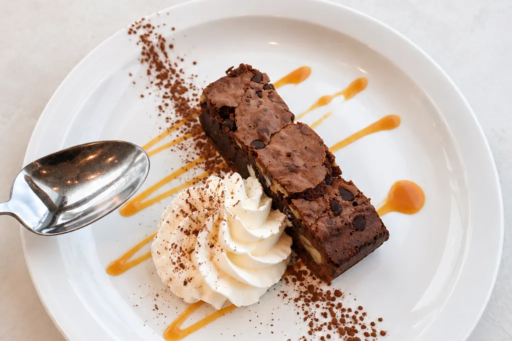 Brownie aux noix de pécan, caramel beurre salé et chantilly