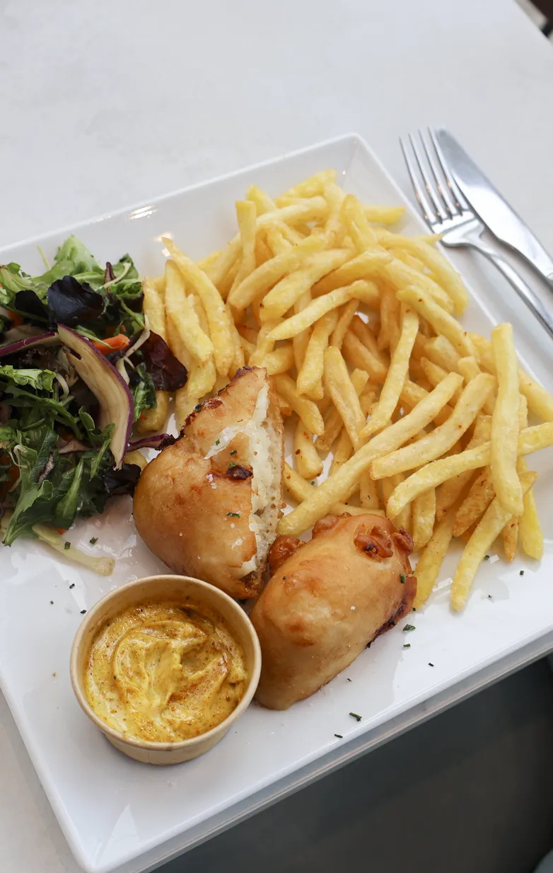 Fish & chips, crème de curry, frites et salade